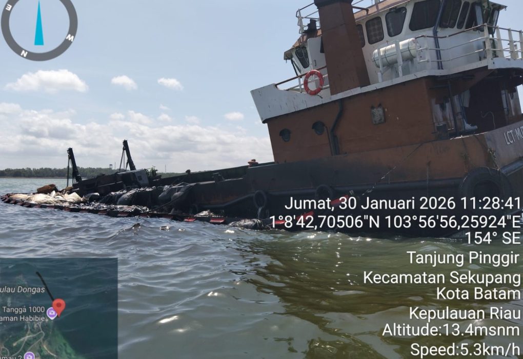 Kapal LCT Mutiara Galrib Samudera kandas di periaran Dangas, Kota Batam. (foto: Ist)