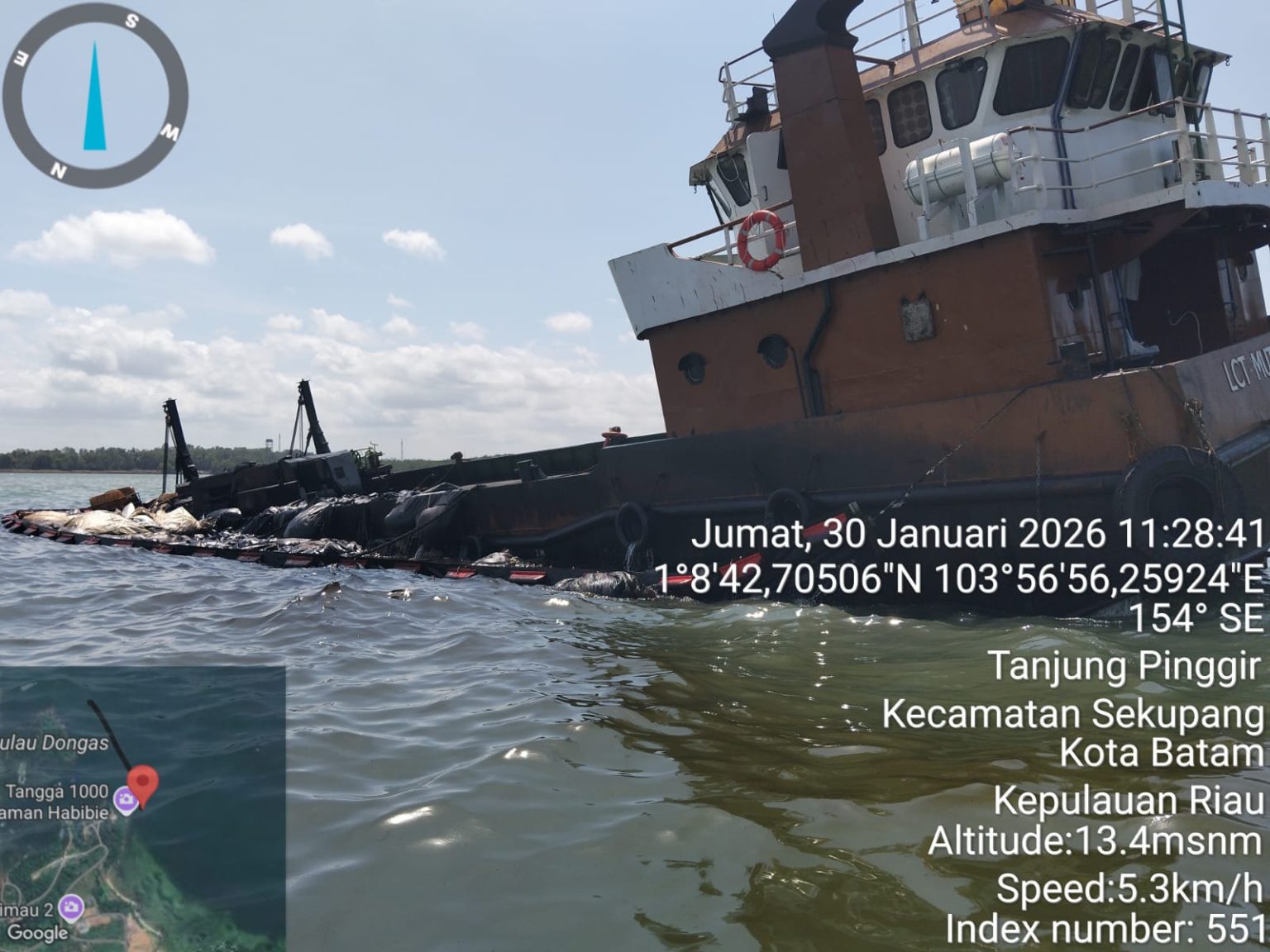Kapal LCT Mutiara Galrib Samudera kandas di periaran Dangas, Kota Batam. (foto: Ist)