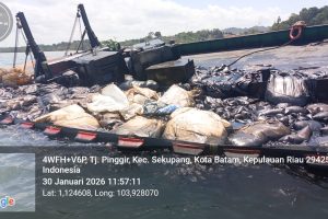 Kapal Mutiara Galrib Samudera kandas di perairan Dangas, Batam dan menyebabkan pencemaran lingkungan di perairan sekitar (Foto: ist)